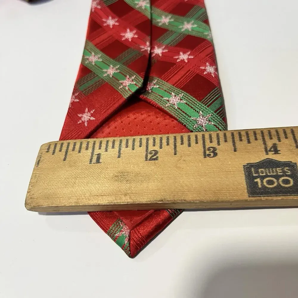 Hallmark Traditions Men’s Holliday Necktie Snowflakes & Ribbon Red & Green